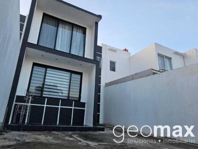 Residencia con recamara en planta baja en excelente estado