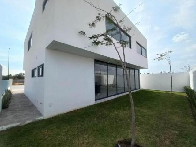 Residencia de Autor, Casa Atria Ubicación: Entre Jurica y Antea