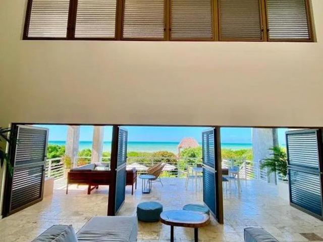 Residencia de autor frente al mar con 25 m de playa privada en Sisal