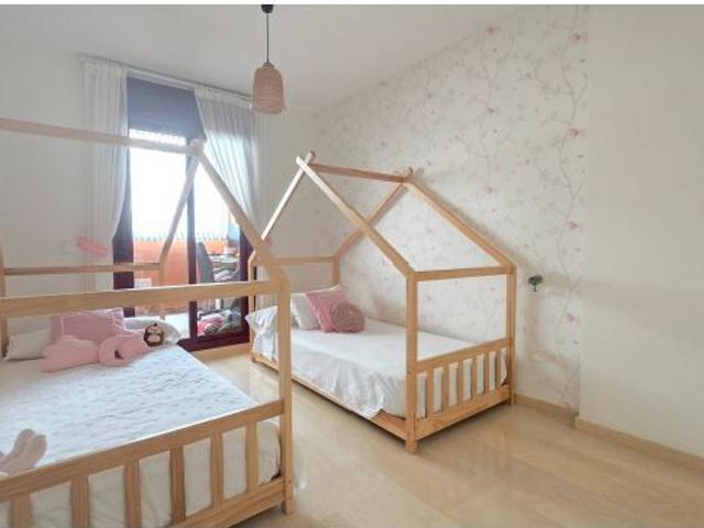 Residencia de alto standing en Manilva: tres dormitorios, parking privado y trastero