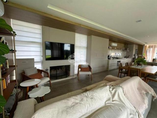 Residência de alto padrão com 4 suítes e piscina no Condomínio Residencial Horizonte