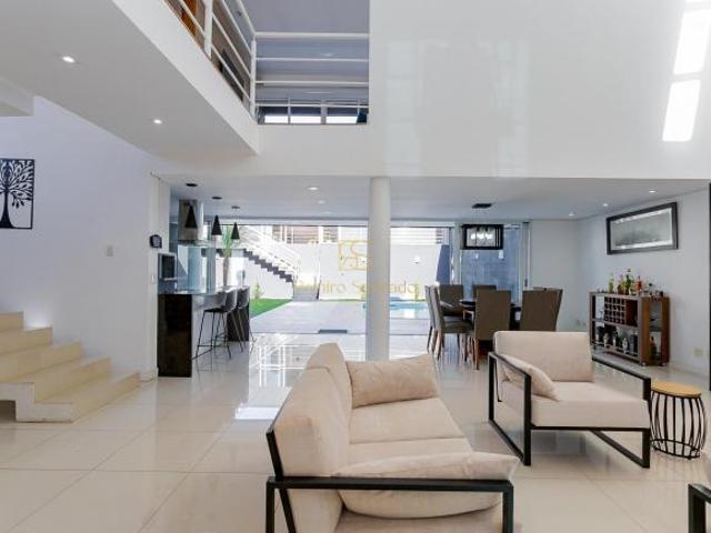 RESIDENCIA DE ALTO PADRAO – MOBILIADA – 389 M² PRIVATIVOS – 3 SUITES – PISCINA AQUECIDA – UBERABA