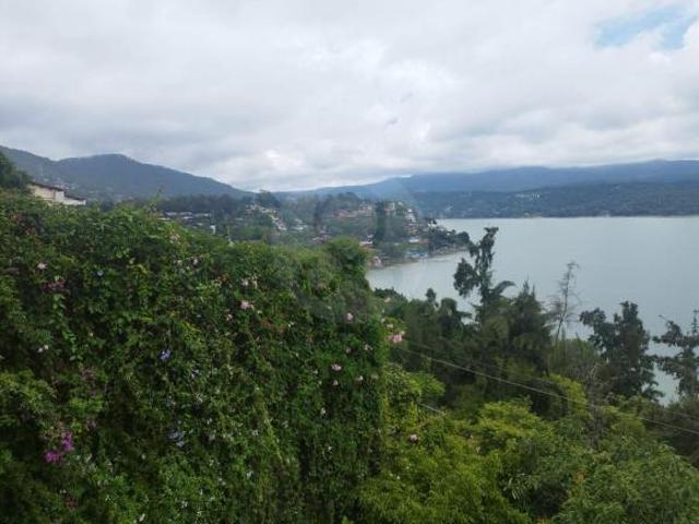 Residencia de Altura con Vista Panorámica a la Laguna en la Peña, Valle de Bravo: Casa en venta en V