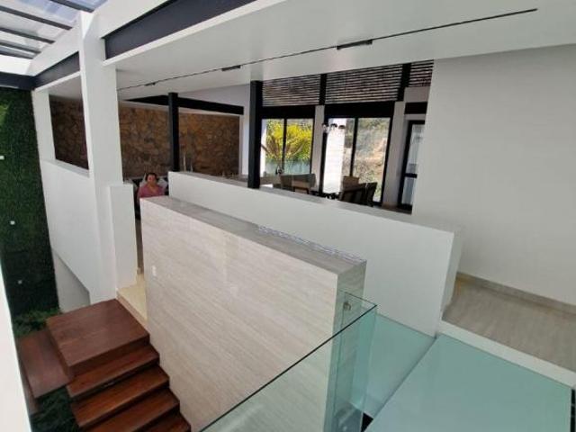 Residencia de Arquitectura Moderna y Ubicación Privilegiada en Fracc. Exclusivo de Naucalpan