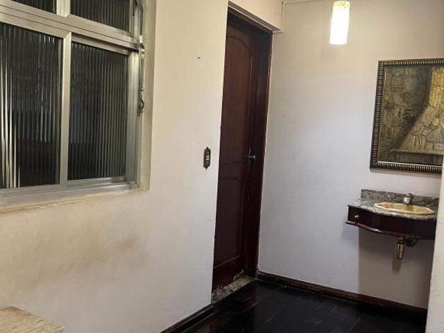 Residência de Esquina Sofisticada com Duas Moradias, Jardim Encantador e Ambi