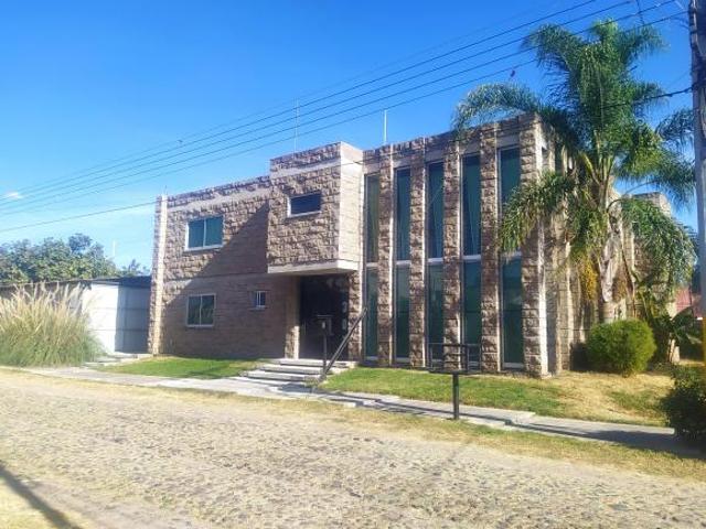 Residencia de gran oportunidad en la salida a carretera León/Mexico