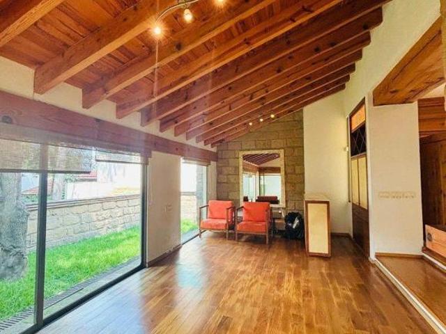 Residencia de Lujo con Amplio Jardín y Chimenea en San Nicolas Totolapan
