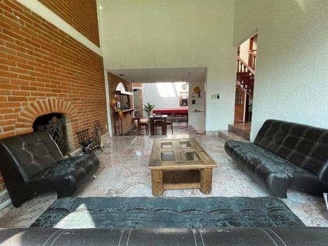 Residencia de Lujo con Recámara Principal en Planta Baja, Alberca y Gran Jardín