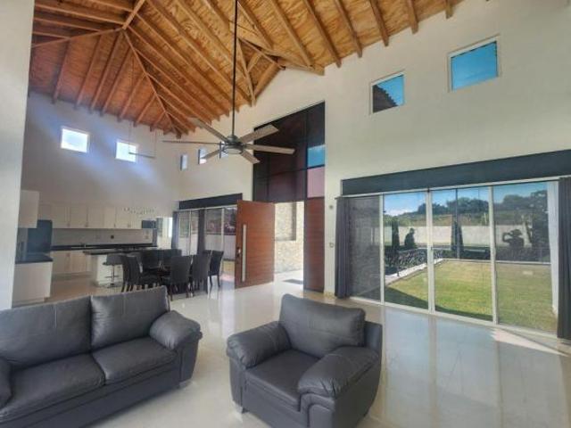 CASA SAN DIEGO 3 Y 4 AMUEBLADA Y EQUIPADA, CON ALBERCA CLIMATIZADA Y UN EXTENSO JARDÍN