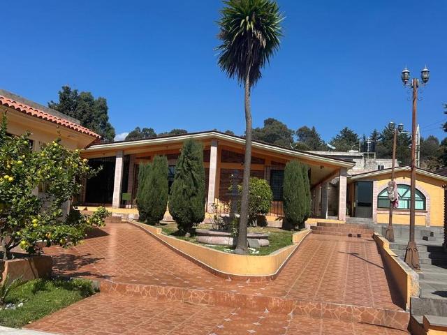 Residencia de lujo, de un nivel, con Alberca climatizada, Sal?n de juegos, Capilla y Asador, en Atlacomulco PU