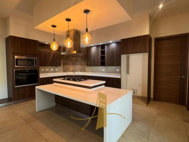 Residencia de lujo en esquina con amplio jardín al Norte de Saltillo