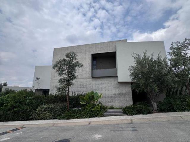 Residencia de lujo en esquina con alberca y sótano | Abadía Residencial