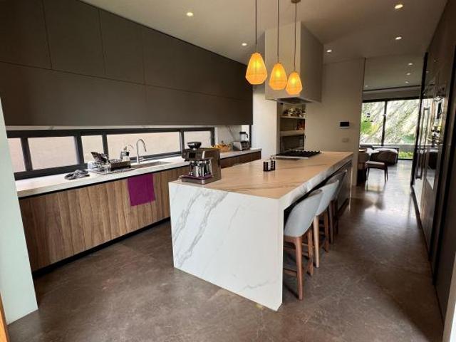 Residencia de lujo en esquina con alberca y sótano | Abadía Residencial