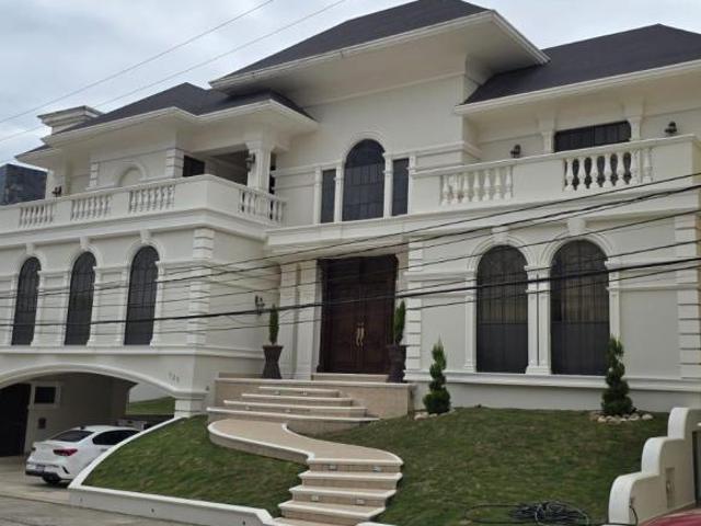 Residencia de Lujo en Fraccionamiento Las Villas