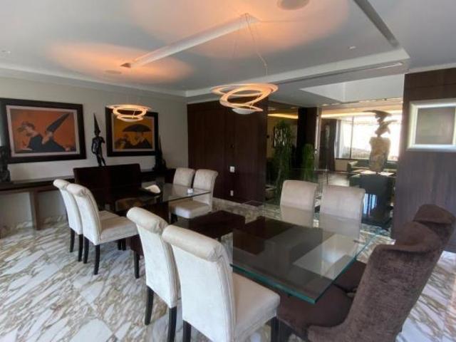 Residencia de Lujo en Lomas Country Club con interiores sofisticados y diseño moderno