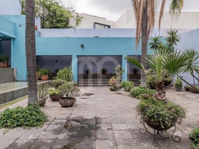 Residencia de Lujo en Venta – Colinas de San Javier estilo Barragán