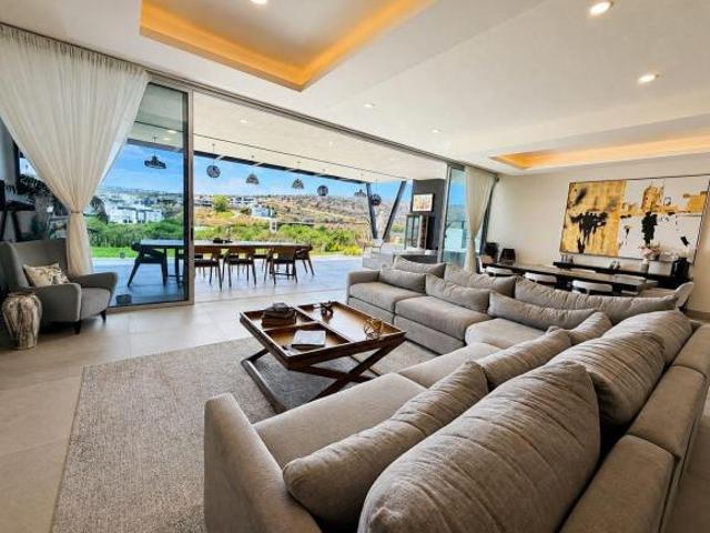 Residencia de Lujo en Venta con Acceso directo a Casa Club Frente al Campo de Go