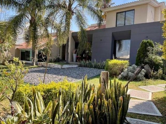 RESIDENCIA DE LUJO EN VENTA CON ALBERCA| JARDINES DEL LAGO $11,900,000 MXN | T: 1,000 m² | C: 420
