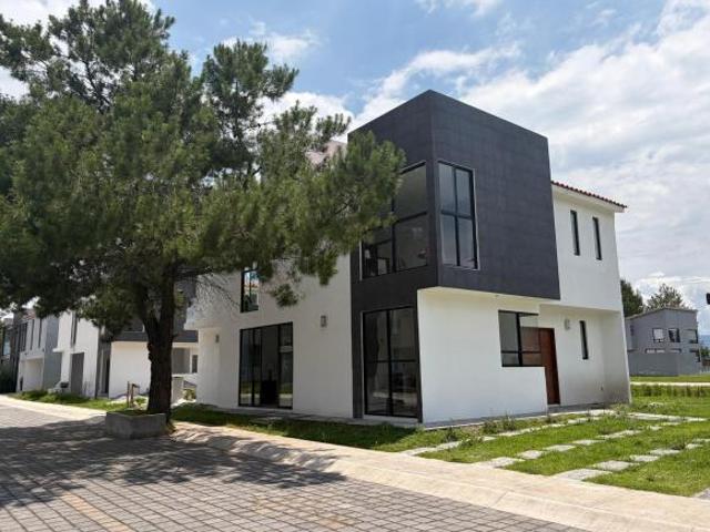 RESIDENCIA DE LUJO EN VENTA CON 4 RECÁMARAS, JARDÍN PRIVADO Y AMENIDADES EN VISTALAGUA, METEPEC, EST