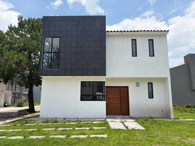 RESIDENCIA DE LUJO EN VENTA CON 4 RECÁMARAS, JARDÍN PRIVADO Y AMENIDADES EN VISTALAGUA, METEPEC, ESTADO DE MEXICO