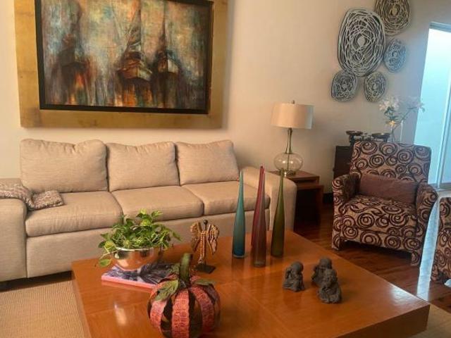 Oportunidad de Residencia de lujo en venta en Fracc. Jardines de Versalles
