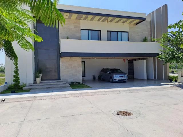 Residencia de Lujo en Venta en Fraccionamiento Privado, San Francisco del Rincón 4 Recámaras