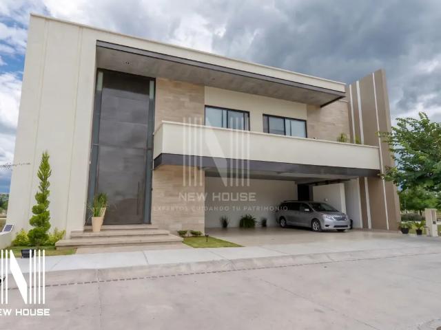 Residencia de Lujo en Venta en Fraccionamiento Privado, San Francisco del Rincón 4 Recámaras