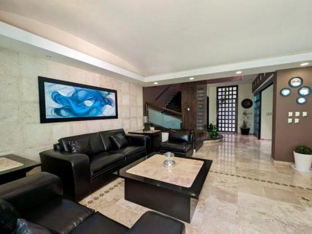 Residencia de lujo en venta en Jardines del Campestre | Privada | 4 recámaras