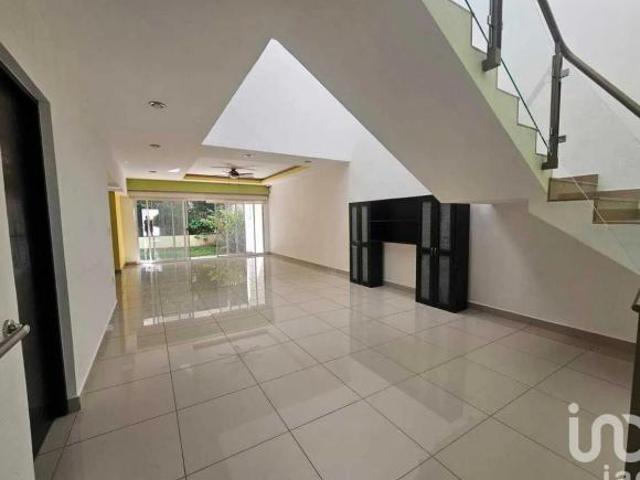 CASA EN VENTA EN RESIDENCIAL SAN CARLOS CON AMPLIOS ESPACIOS