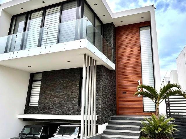 RESIDENCIA DE LUJO EN ZAPOPAN/ AMUEBLADA