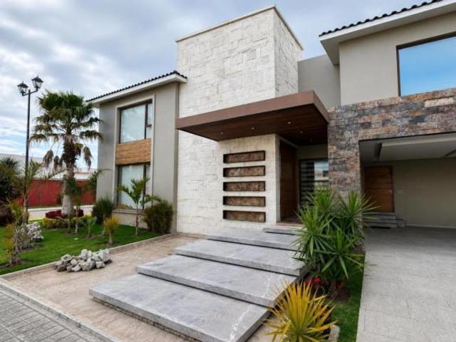 Residencia de lujo frente a Town Square Metepec