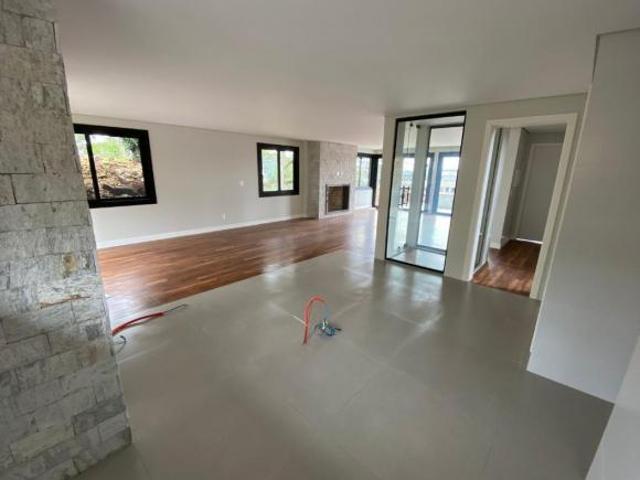 Residência de Luxo em Altos Pinheiros, Canela: Sofisticação e Conforto em Cada D