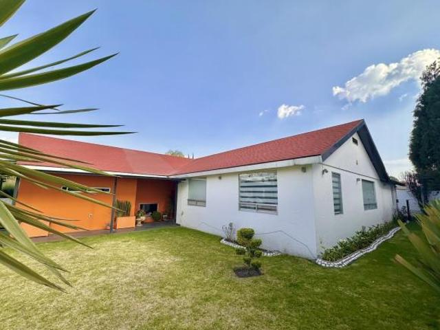 Residencia de 1 nivel de estilo atemporal con amplios espacios interiores y terraza