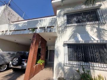 Residencia de 565m2 sobre Avenida en Col. Jardines del Sol en Zapopan, Jalisco