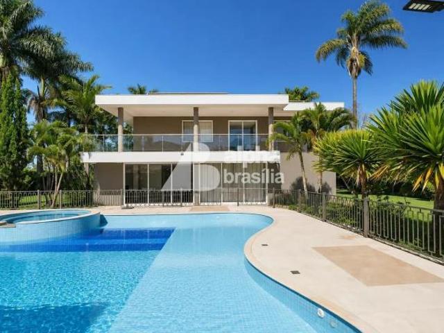 Residência Exclusiva com 5 Suítes, Hidromassagem, Piscina Resort e Paisagismo Impecável