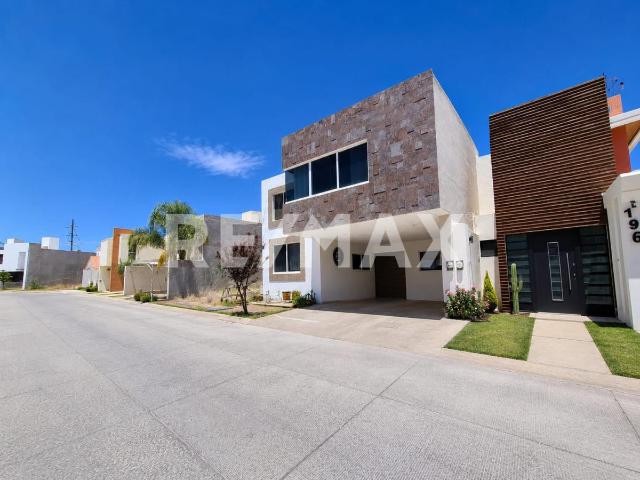 Residencia Exclusiva en Venta en Fracc. El Roble Residencial