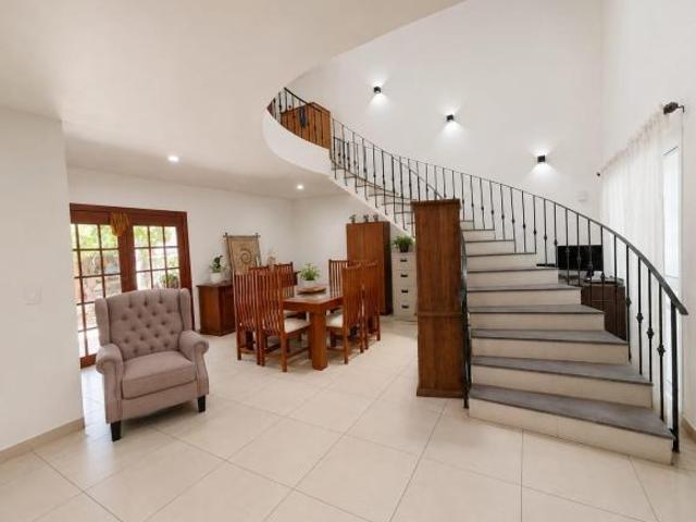 Residencia Exclusiva en Venta en Fracc. El Roble Residencial 4