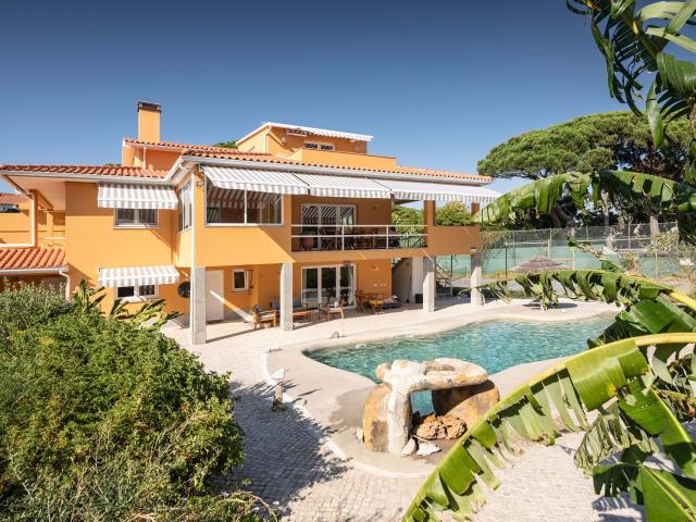 Residência Elegante no Estoril – Um Tributo à Herança Intemporal e ao Viver com Refinamento