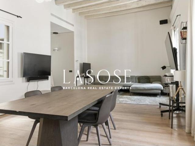 Residencia elegante reformada con techos altos y balcones cerca de Port Vell y el Parc de la Ciutade