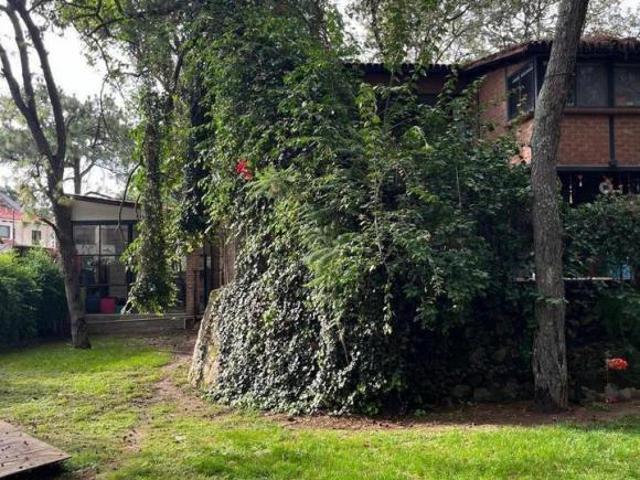 Residencia en medio del bosque con amplio jardín