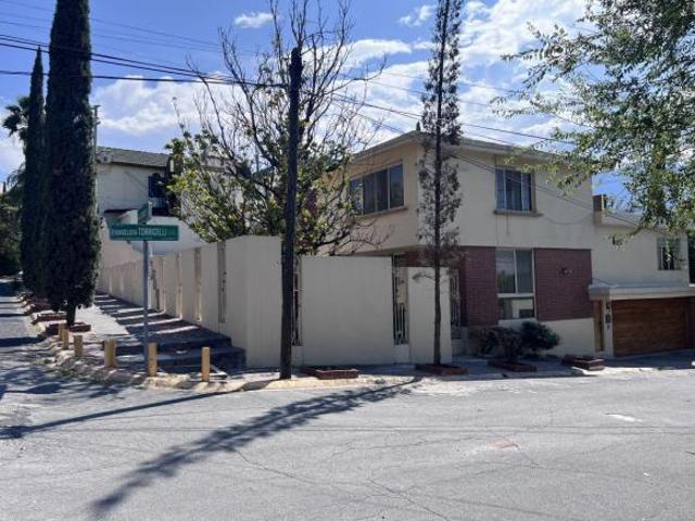 Residencia en Contry con Loft independiente frente Cristo de la Montaña