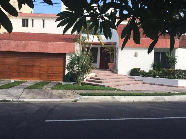 Residencia en Costa de Oro en avenida principal