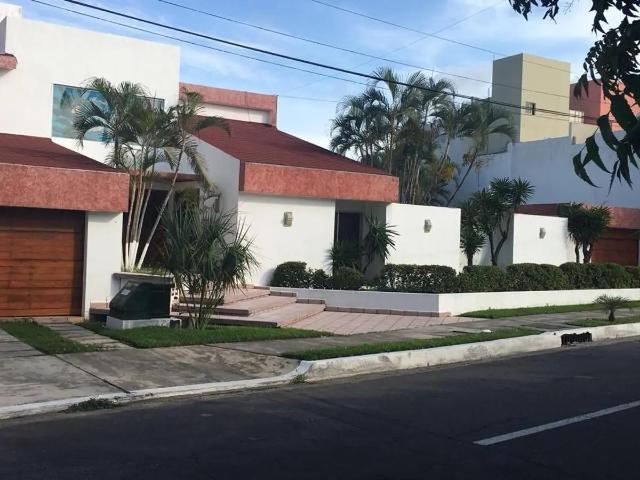 Residencia en Costa de Oro en avenida principal