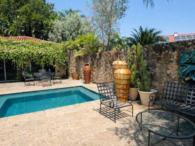 RESIDENCIA EN COTO PRIVADO EN COLINAS DE SAN JAVIER | CON ALBERCA