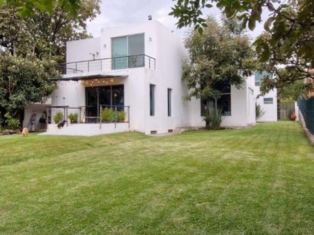 RESIDENCIA EN EL PALOMAR SECC. BOSQUES 1285 M2 DE TERENO Y GRAN JARDIN