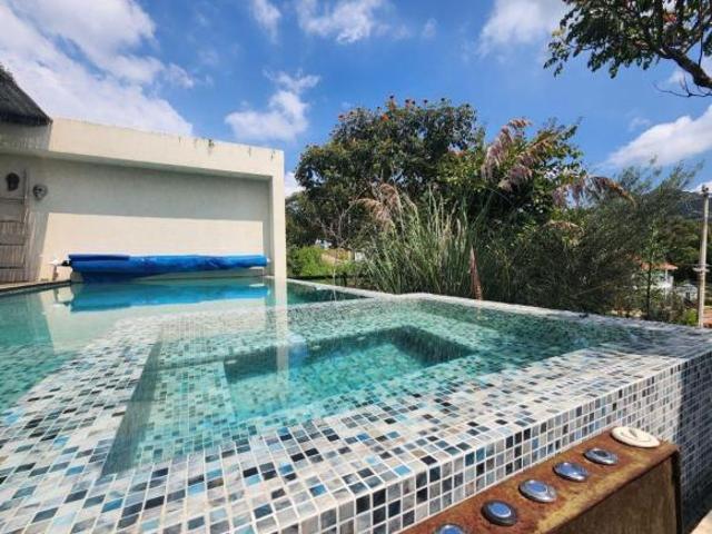 CASA LA CUMBRE DISEÑO ARQUITECTÓNICO, AMUEBLADA CON ALBERCA, JACUZZI, CHAPOTEADERO Y AMPLIO JARDÍN