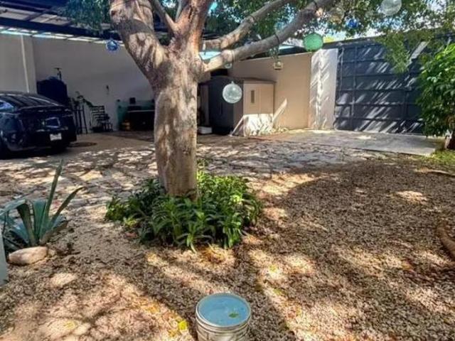 Residencia en esquina con piscina central y paneles solares en Montes de Amé
