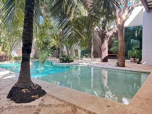 Residencia en esquina con piscina central y paneles solares en Montes de Amé
