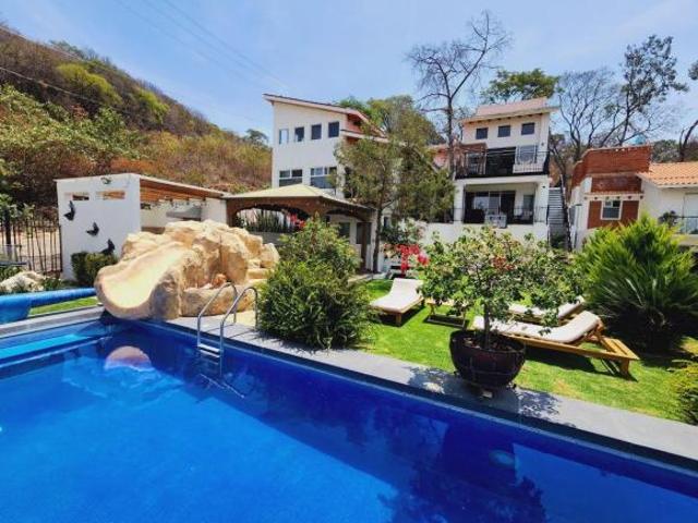 CASA MAGNOLIA VIP EN ESQUINA DE TRES NIVELES CON ALBERCA CLIMATIZADA, AMUEBLADA, JACUZZI Y PALAPA