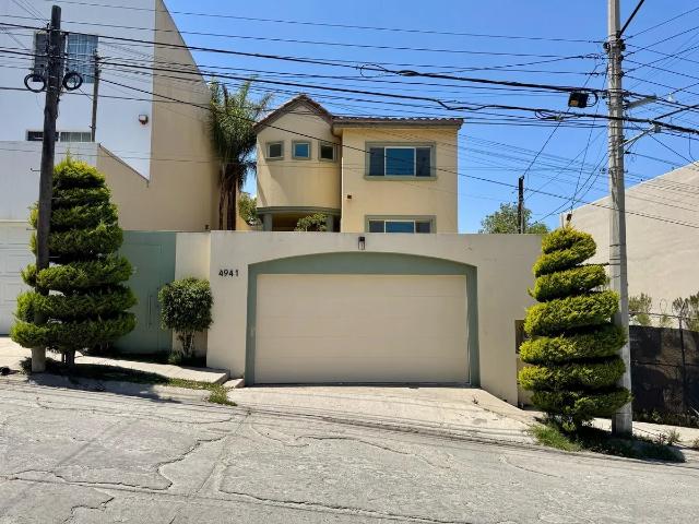 Residencia en Jardines de Chapultepec 9na Sección | Zona Dorada de Tijuana | 3 Recámaras + Estudio |